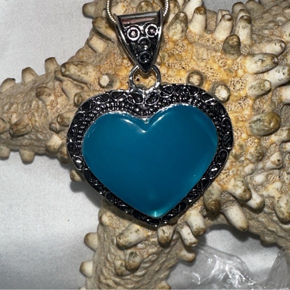 Caribbean Chalcedony handcrafted heart pendant - Picture 6 of 9